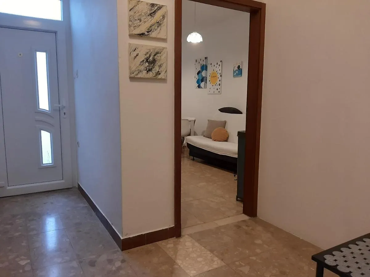 우글랸 Family House Rebeka 아파트