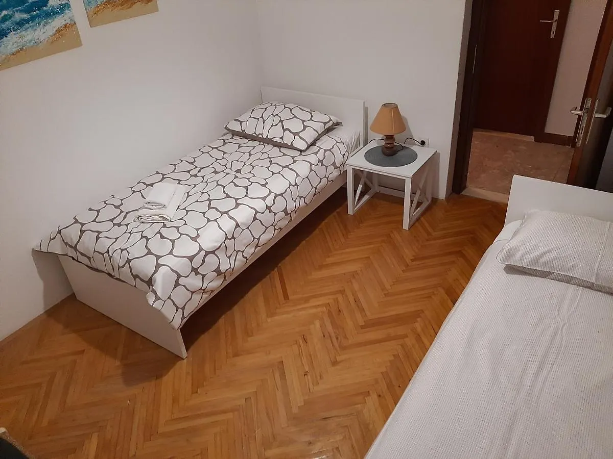 우글랸 Family House Rebeka 아파트