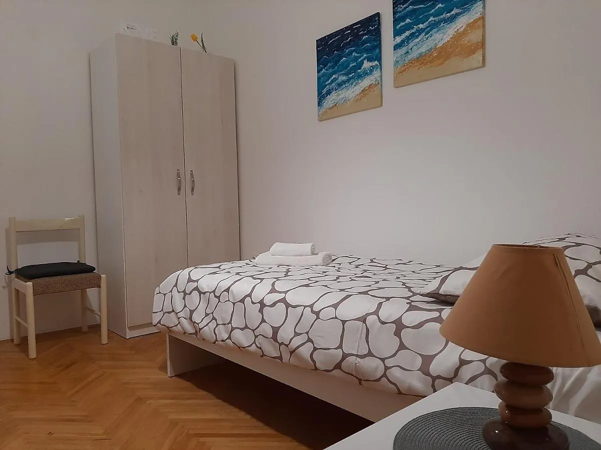 우글랸 Family House Rebeka 아파트