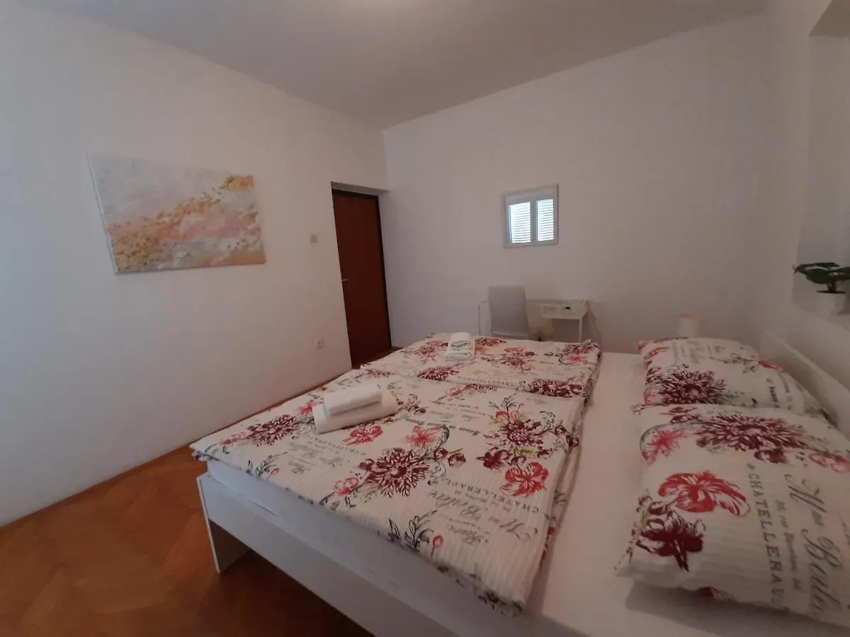 우글랸 Family House Rebeka 아파트
