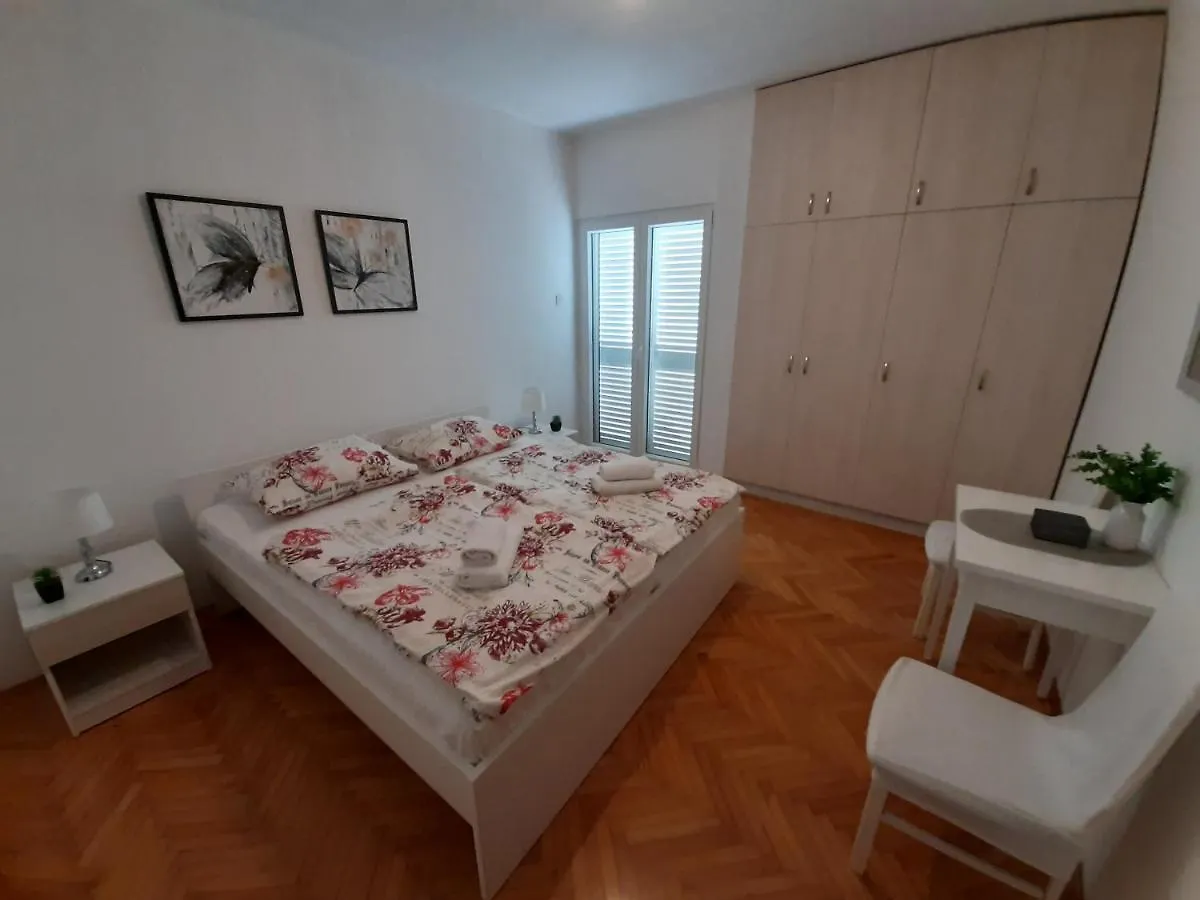 우글랸 Family House Rebeka 아파트