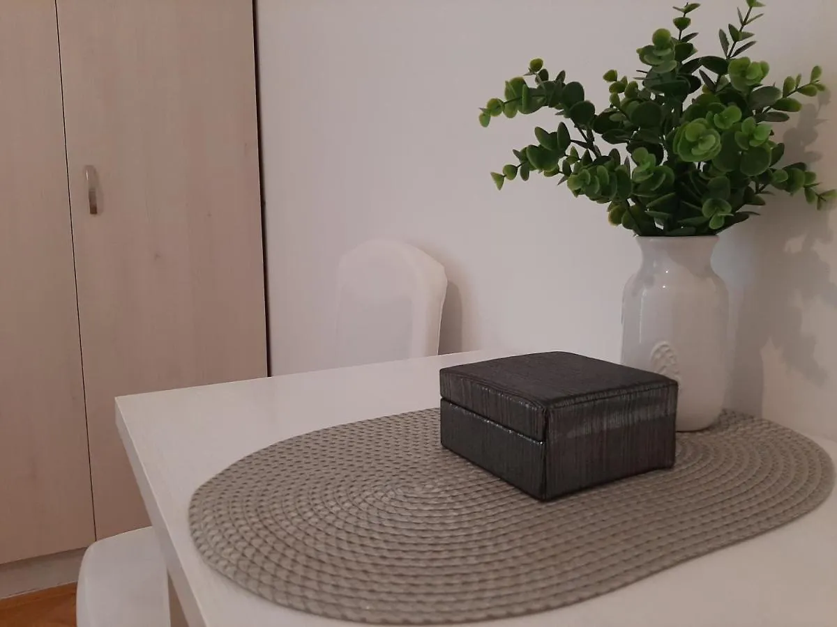 우글랸 Family House Rebeka 아파트