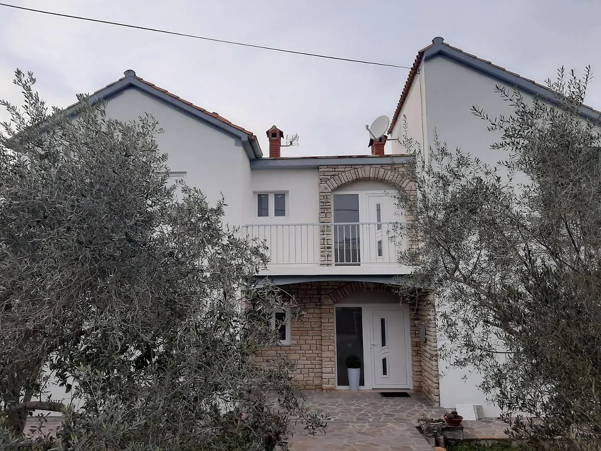 우글랸 Family House Rebeka 아파트