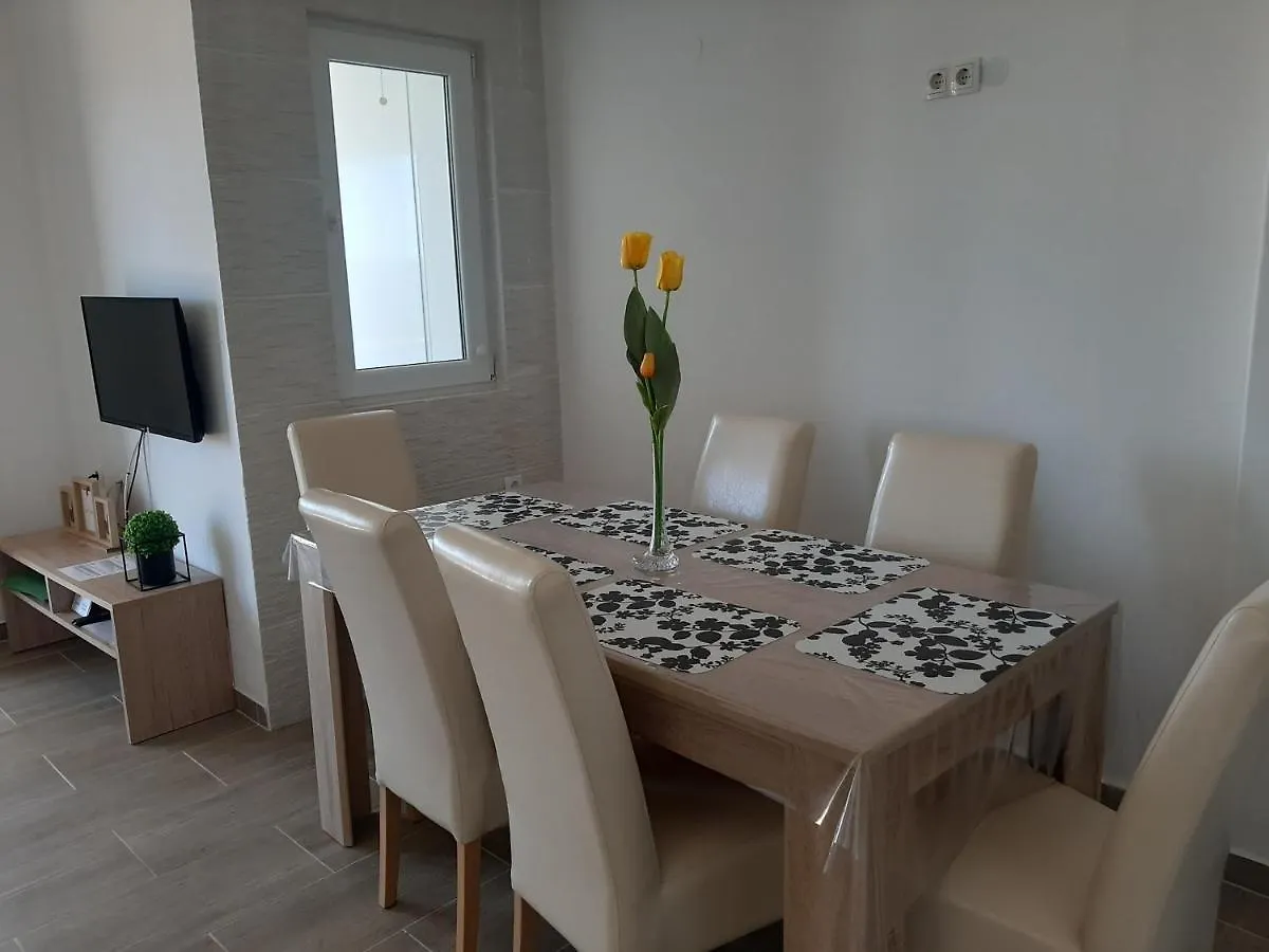 우글랸 Family House Rebeka 아파트